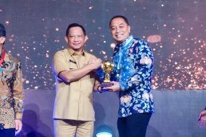 Pemkot Surabaya Raih Penghargaan UHC Award 2023