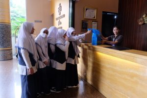 Pererat Silaturahmi, SMP Al Falah Surabaya Ajak Siswa Halal Bihalal Bersama Warga