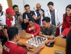 Wamenparekraf Saksikan Walikota Solo Bermain Catur dengan Atlet Para Games di Kusuma Sahid Prince Hotel